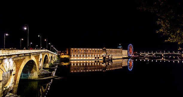 vue nocturne du pont neuf et de la grande roue illuminee parfait decor pour une soiree