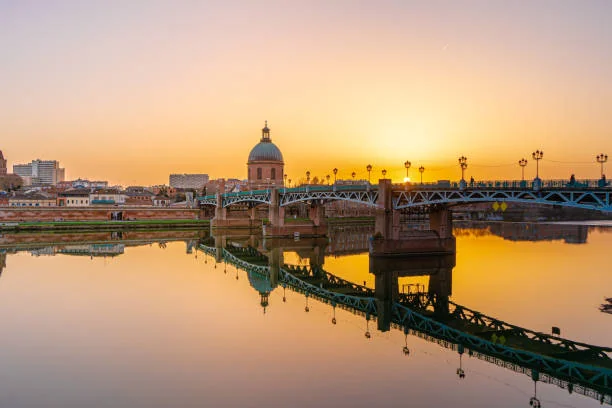 coucher de soleil sur la garonne avec le pont saint pierre et le dome de la grave 