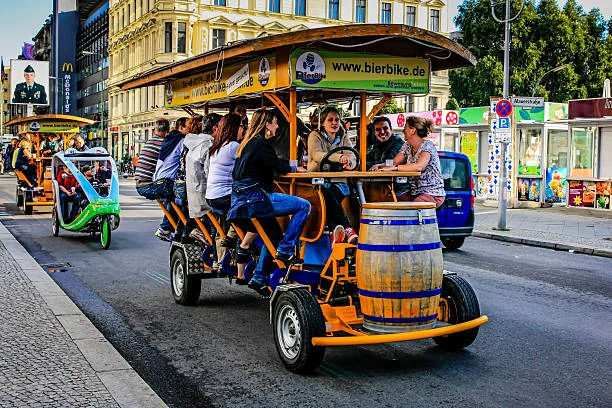 groupe d amies pédalant sur un beer bike evjf à toulouse dans une ambiance conviviale et festive en ville