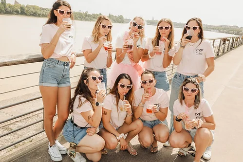 groupe de femmes en lunettes coeur profitant d un evjf en bord de garonne a bordeaux