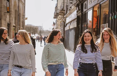 groupe de femmes souriantes en mariniere lors d une chasse au tresor evjf a nantes dans une rue ensoleillee
