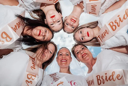 femmes en cercle sourient vers l objectif