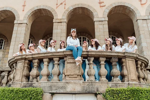 groupe de femmes en tenue blanche et casquette rose autour de la mariee lors d une chasse au tresor evjf a rennes