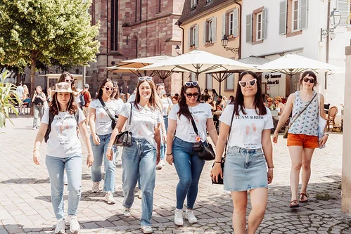 groupe de femmes en tee shirts team bride participant a une chasse au tresor evjf a strasbourg dans le centre ville