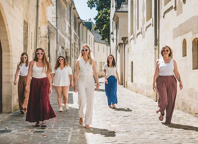 groupe de femmes participant a une chasse au tresor evjf dans les rues de tours