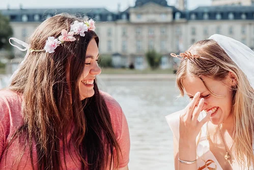 Deux femmes complices rient ensemble en plein air 