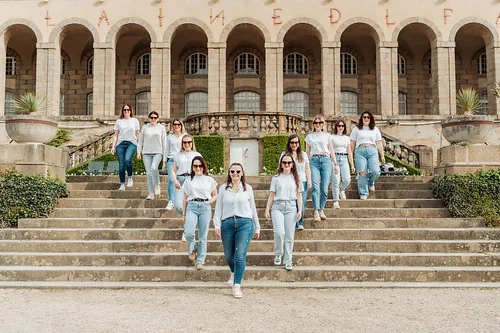 groupe de femmes descendant des escaliers lors dun evjf a rennes pour un clip video