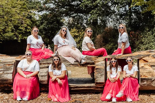 groupe de femmes en jupes roses pose dans un parc de rennes pour un clip video evjf festif