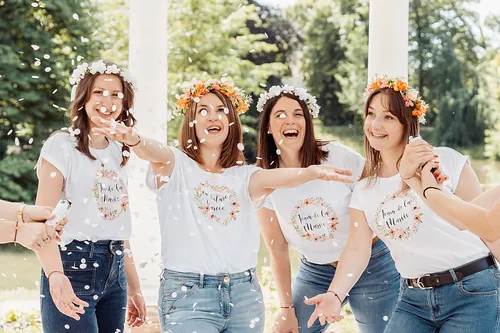 jeunes femmes avec couronnes de fleurs jetant des confettis lors d un clip video evjf a strasbourg en plein air