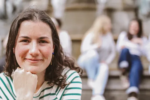 Portrait souriant d’une jeune femme en marinière lors d’un evjf à Nantes illustrant combien coûte un evjf à Nantes