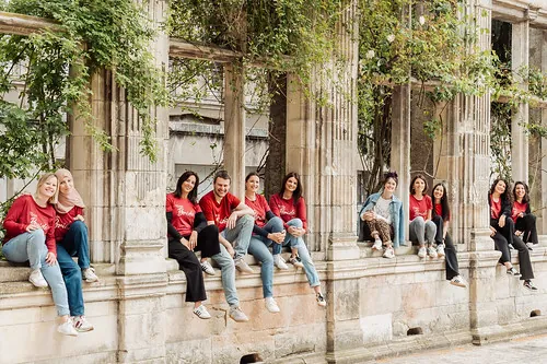 groupe de femmes en t-shirts rouges posant dans un monument à tours pour montrer comment organiser un evjf à tours