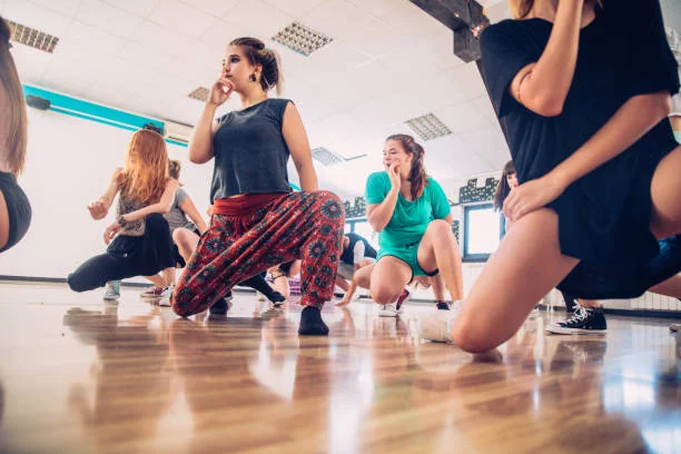 Groupe de femmes participant à un cours de danse dynamique