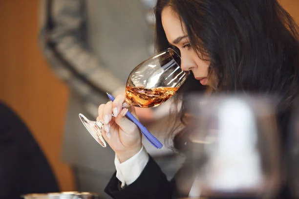 femme en dégustation lors d un cours d œnologie evjf à toulouse découvrant les arômes d un vin
