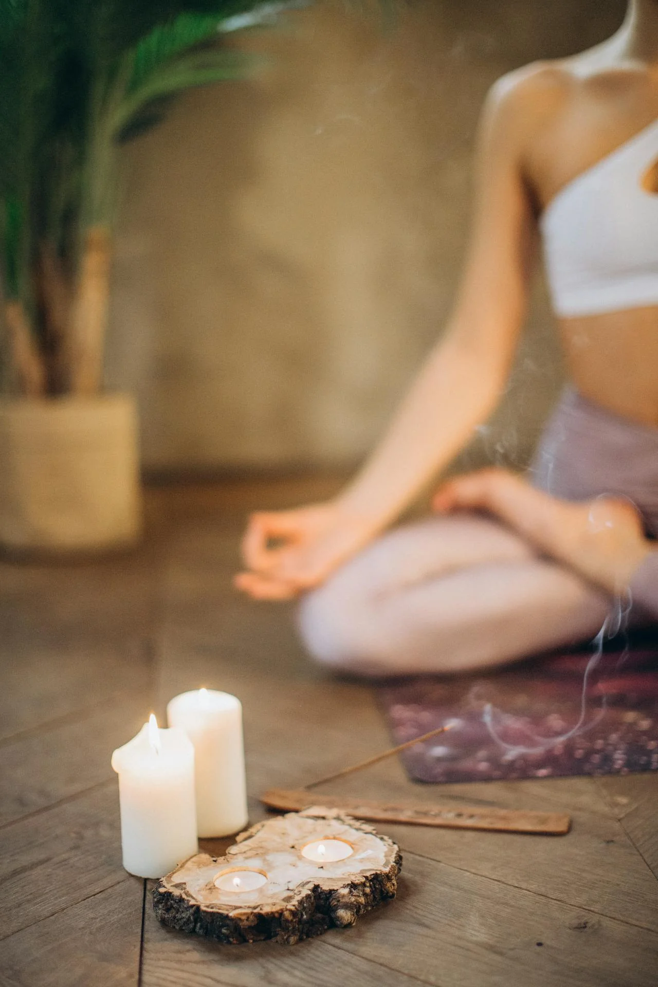 Ambiance détente avec bougies et encens pendant un cours de yoga EVJF à Rennes.