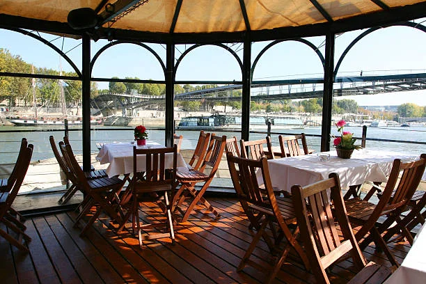 terrasse en bois sur une peniche pour une croisière en péniche à toulouse avec vue sur la garonne et les ponts