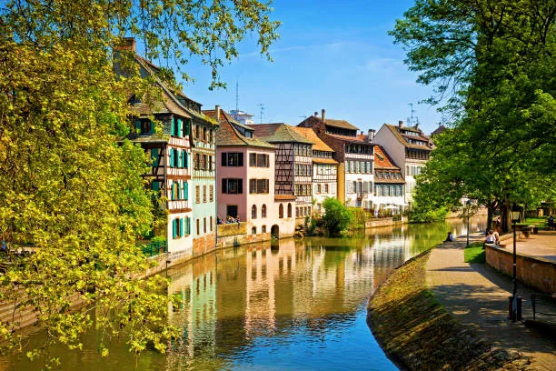 Croisière sur l’Ill EVJF à Strasbourg, maisons à colombages colorées au bord de la rivière dans le quartier pittoresque de la Petite France