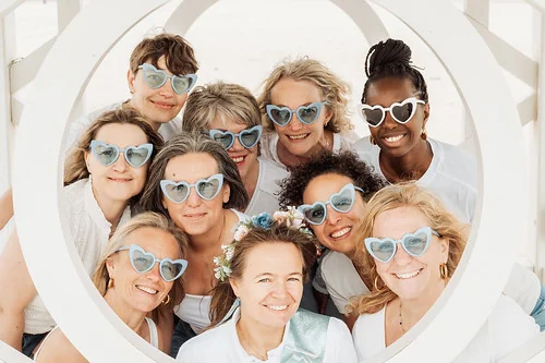 portrait de femmes souriantes avec lunettes coeur bleues reunies a deauville decor ideal pour clip video evjf