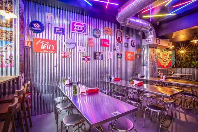 Intérieur de restaurant à Strasbourg avec déco colorée et ambiance insolite, parfait pour un EVJF entre amies.