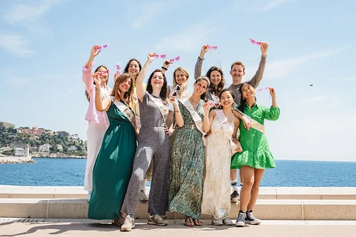Déroulement du tournage du clip EVJF à Nice avec un groupe d’amies en tenue festive posant ensemble face à la mer Méditerranée