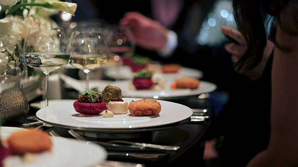 assiette gastronomique servie lors d un diner evjf à toulouse avec vin blanc et ambiance élégante
