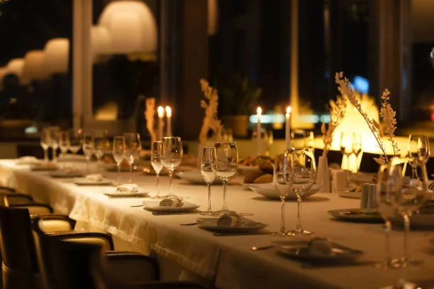 table élégante dressée pour un diner evjf à toulouse avec bougies et verres de vin dans une ambiance raffinée