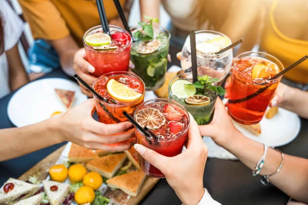 cocktails colorés partagés entre amies lors d un escape game apéro evjf à toulouse avec apéritif gourmand
