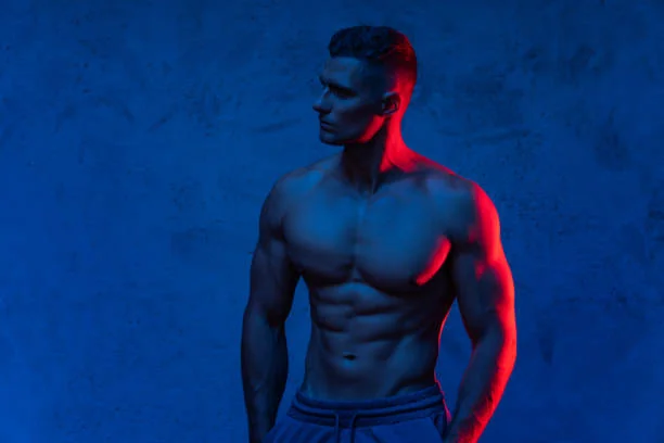 Homme torse nu musclé en lumière bleue et rouge, illustration pour evjf avec stripteaseur