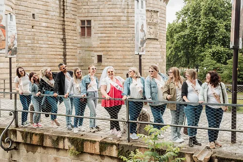 Groupe d’amies posant devant le château des ducs pour un evjf et evg à Nantes dans une ambiance festive