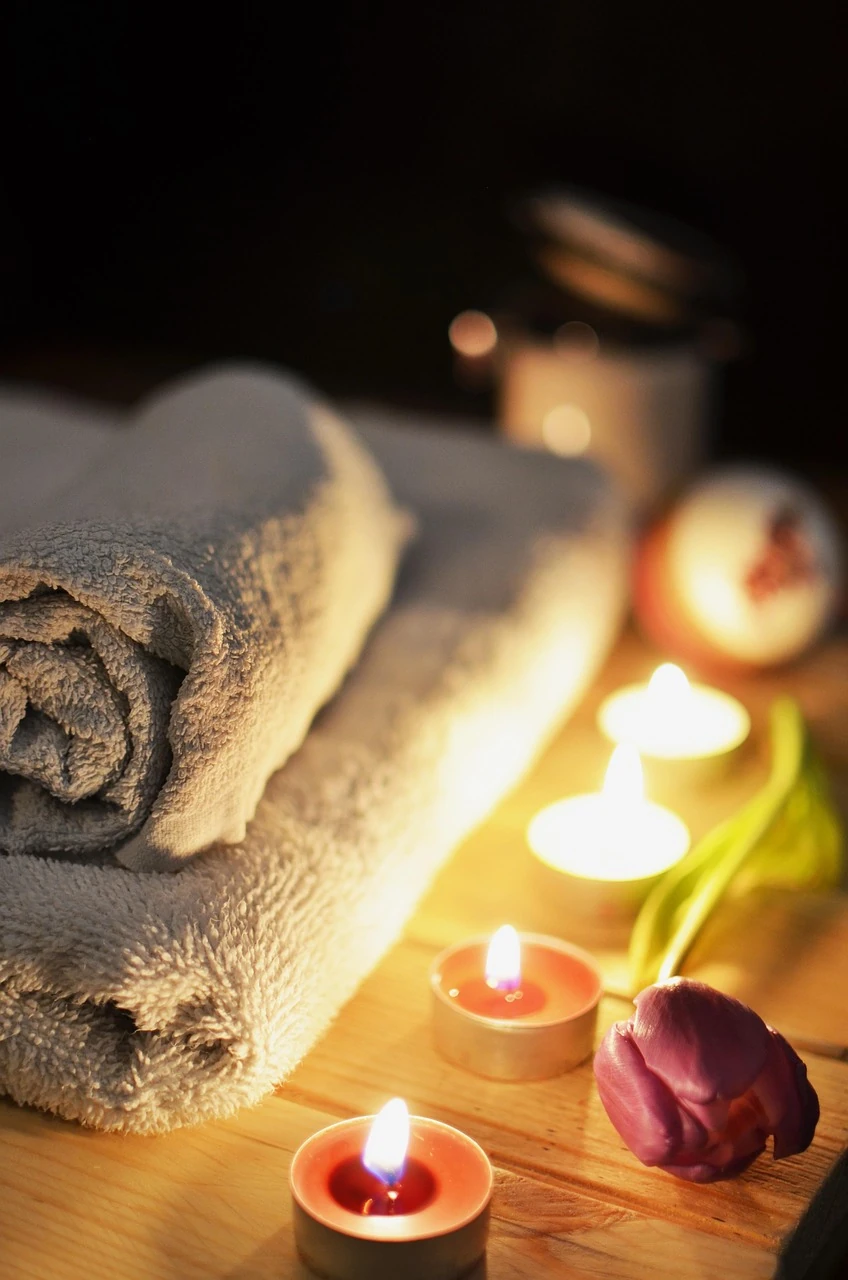 Bougies et serviettes roulées créant une ambiance cocooning dans un spa privatisé à La Baule.