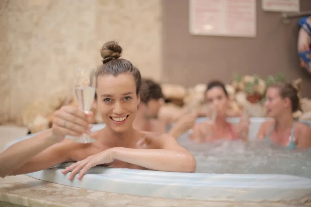 Amies profitant d’un jacuzzi et trinquant au champagne lors d’un EVJF à La Baule.