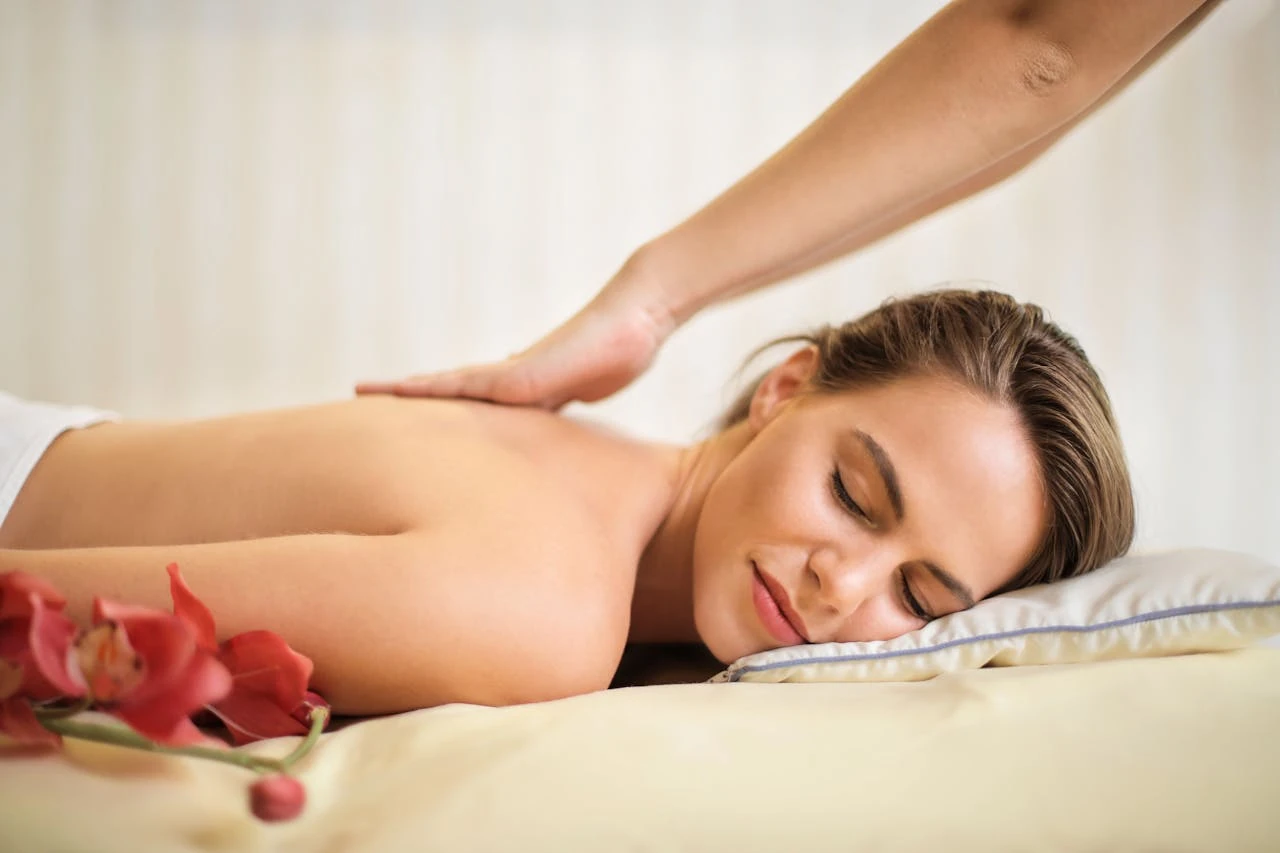 Femme recevant un massage relaxant dans un spa privatisé pour EVJF à La Baule.
