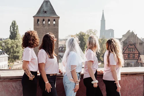 Pourquoi faire un EVJF à Strasbourg, groupe d’amies en tee-shirts assortis admirant la vue sur la cathédrale et les toits alsaciens