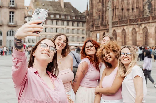 alt="Retour expérience sur l’organisation de mon EVJF à Strasbourg avec My EVJF, groupe d’amies souriantes prenant un selfie devant la cathédrale"