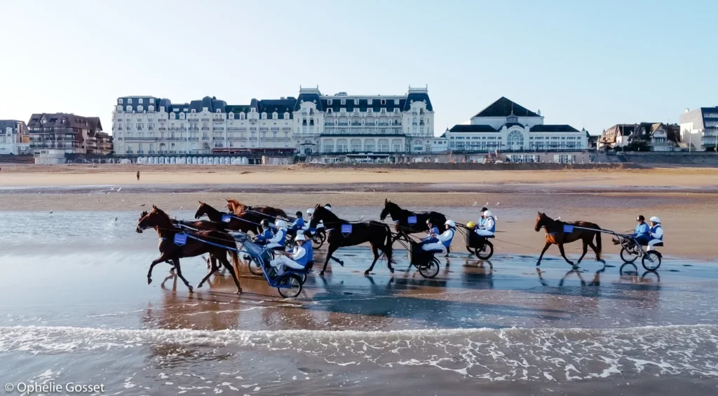 Sulkys et chevaux sur la plage de Cabourg devant le Grand Hôtel