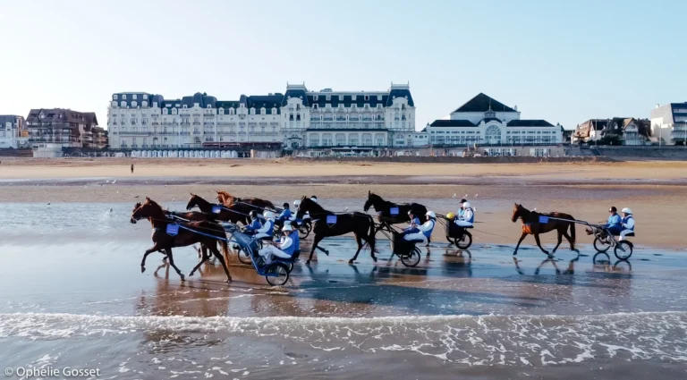 Sulkys et chevaux sur la plage de Cabourg devant le Grand Hôtel