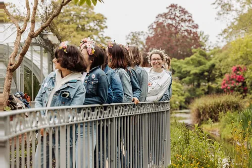 groupe de femmes en jean avec couronnes de fleurs lors d un evjf tout compris a nantes dans un jardin verdoyant