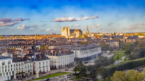 vue panoramique sur la cathedrale et les toits du centre ville