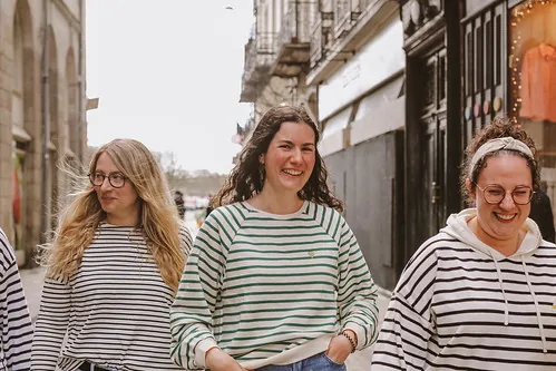 groupe de jeunes femmes souriantes en mariniere lors d un evjf tout compris a nantes dans une rue animee
