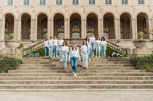 groupe de femmes en jean et chemise blanche descendant un escalier monumental lors dun evjf tout compris a rennes
