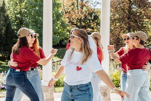groupe de femmes dansant dans un parc ensoleille