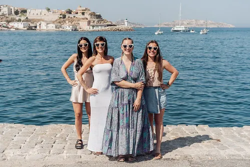 quatre femmes posent ensemble en lunettes coeur au bord de la mer a marseille lors d un evjf
