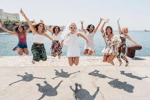 groupe de femmes saute en l air en bord de mer a marseille pendant un evjf festif