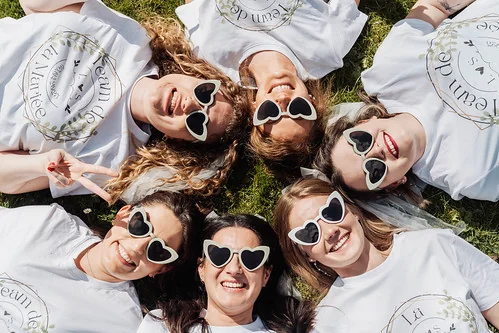 six femmes allongees sur l herbe en cercle portant des lunettes coeur 