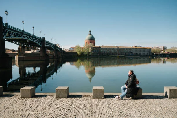 vue de la garonne  avec le pont saint pierre et le dome de la grave
