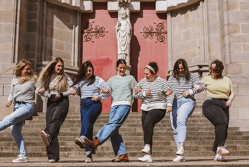 groupe de femmes en mariniere dansant ensemble sur des escaliers lors d un clip video evjf a nantes