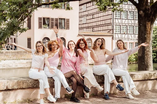 Groupe de femmes posant joyeusement dans le quartier de la Petite France à Strasbourg.