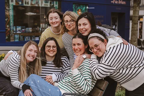 groupe de femmes souriantes en mariniere pose complice 