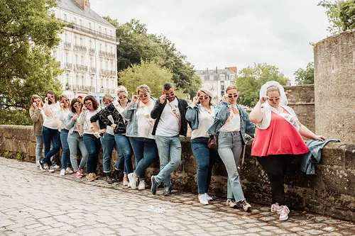 groupe de femmes en jean et lunettes de soleil posant devant le chateau lors d un clip video evjf a nantes