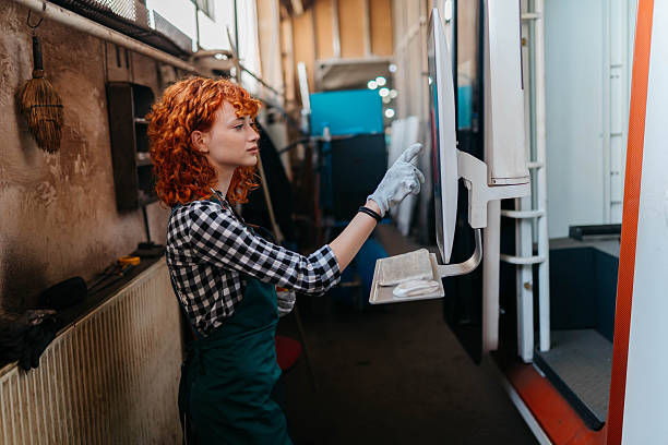 jeune femme utilisant un écran tactile dans un ancien atelier réhabilité lors d’une visite anciens ateliers industriels evjf à toulouse