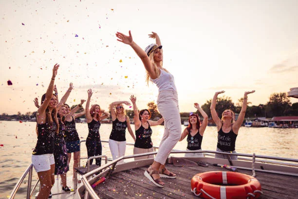 groupe de femmes celebrant un evjf sur un bateau prive au coucher du soleil a montpellier